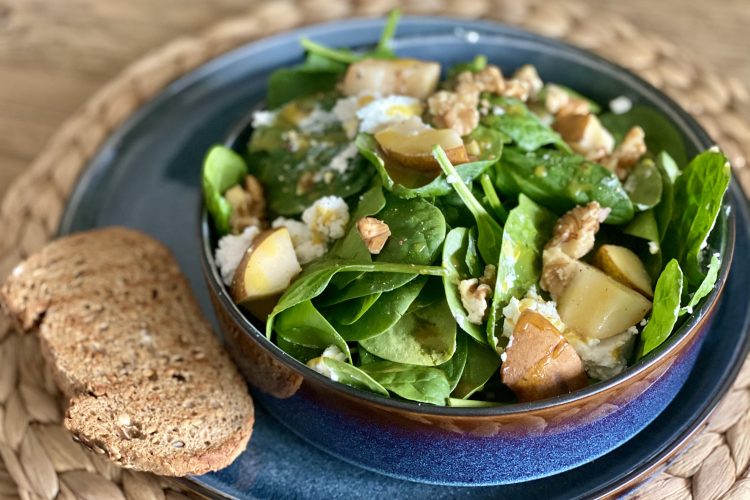 Spinazie salade met peer en geitenkaas